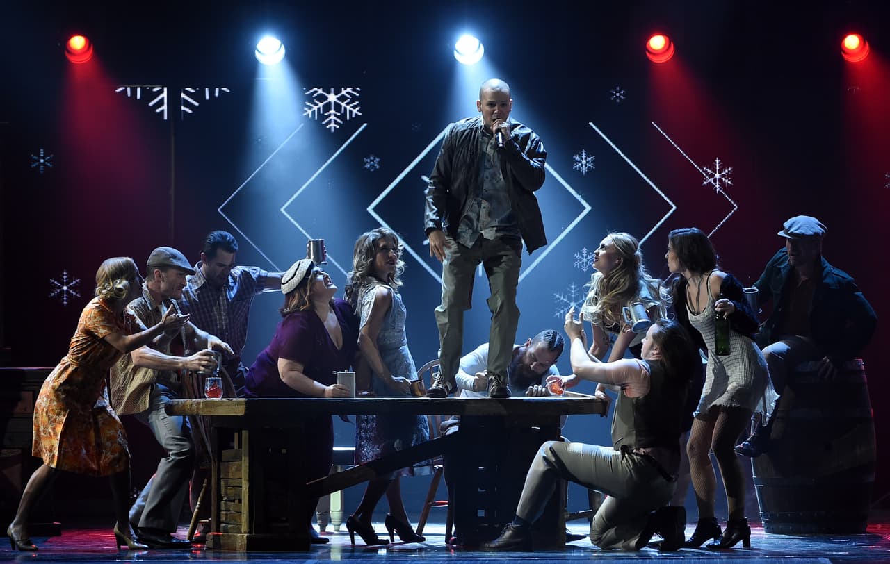 Después de que levantó polémica en las redes, al día siguiente publicó un video junto al supuesto agredido en el que se tomaban un caballito de tequila y los dos decían que todo había sido parte del show ¿será?