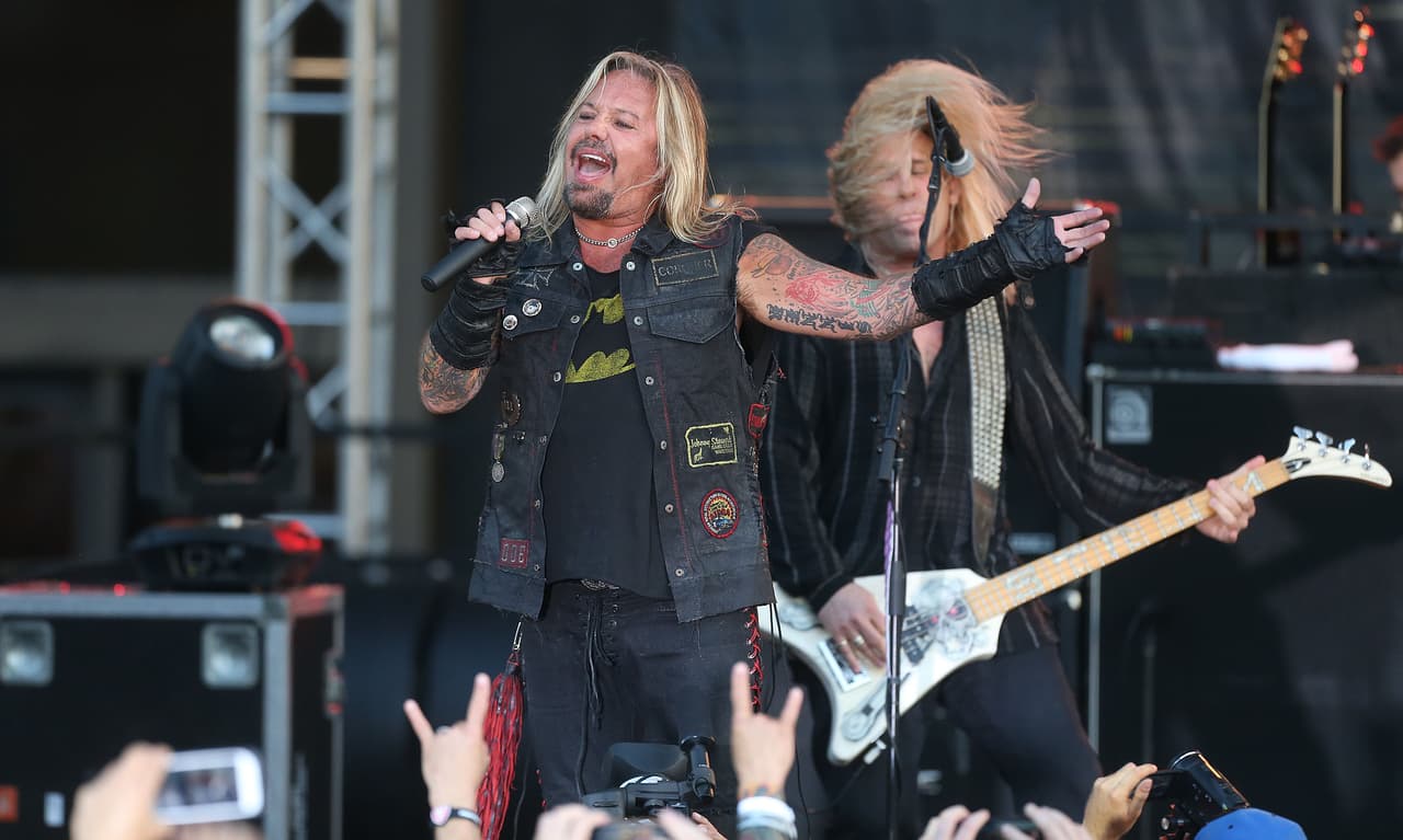 Hasta el momento no ha habido una declaración por parte del cantante para justificar su reacción.