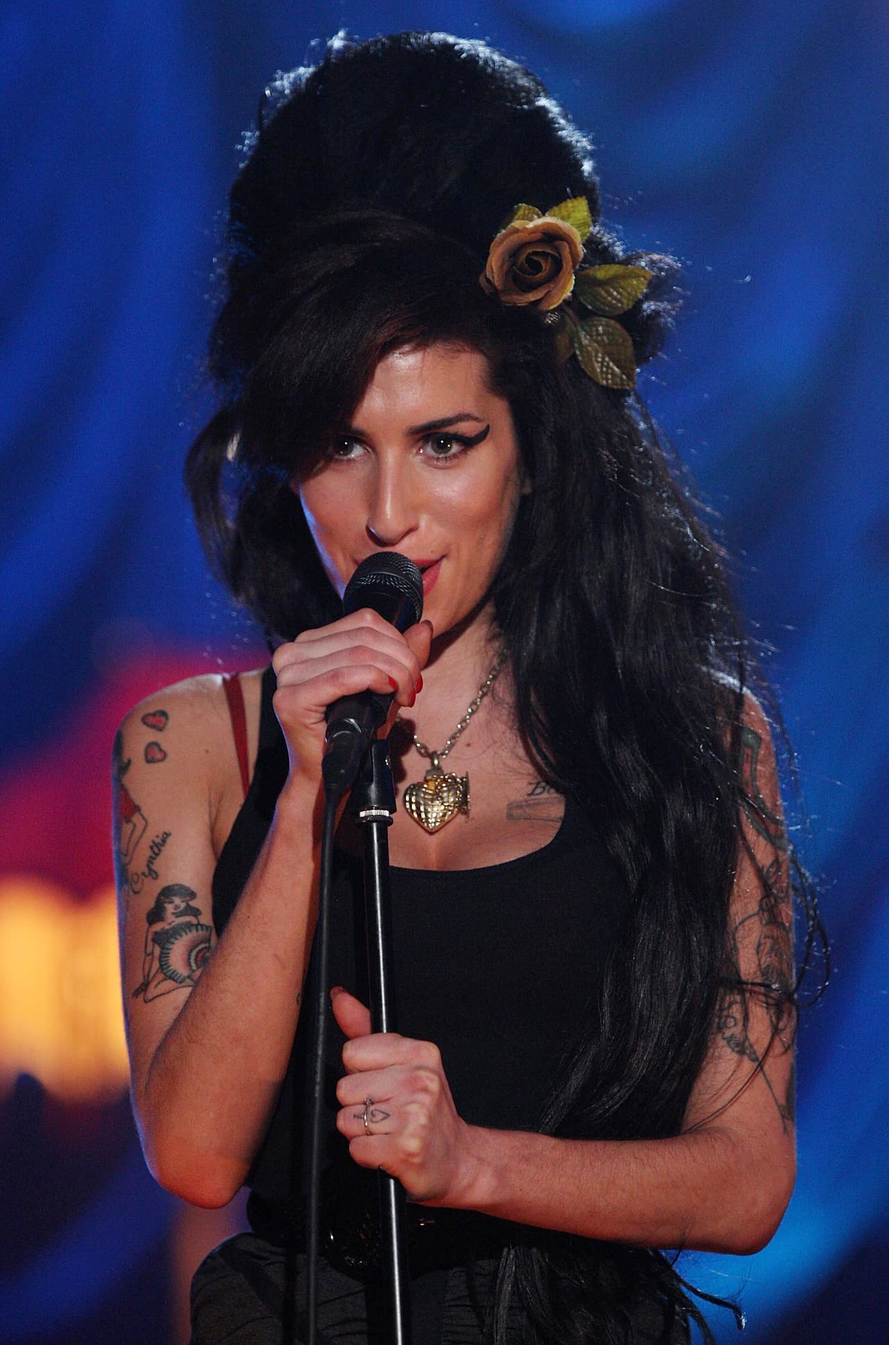 La británica Amy Winehouse también desató su ira contra un fanático en pleno show, durante el festival Glastonbury.