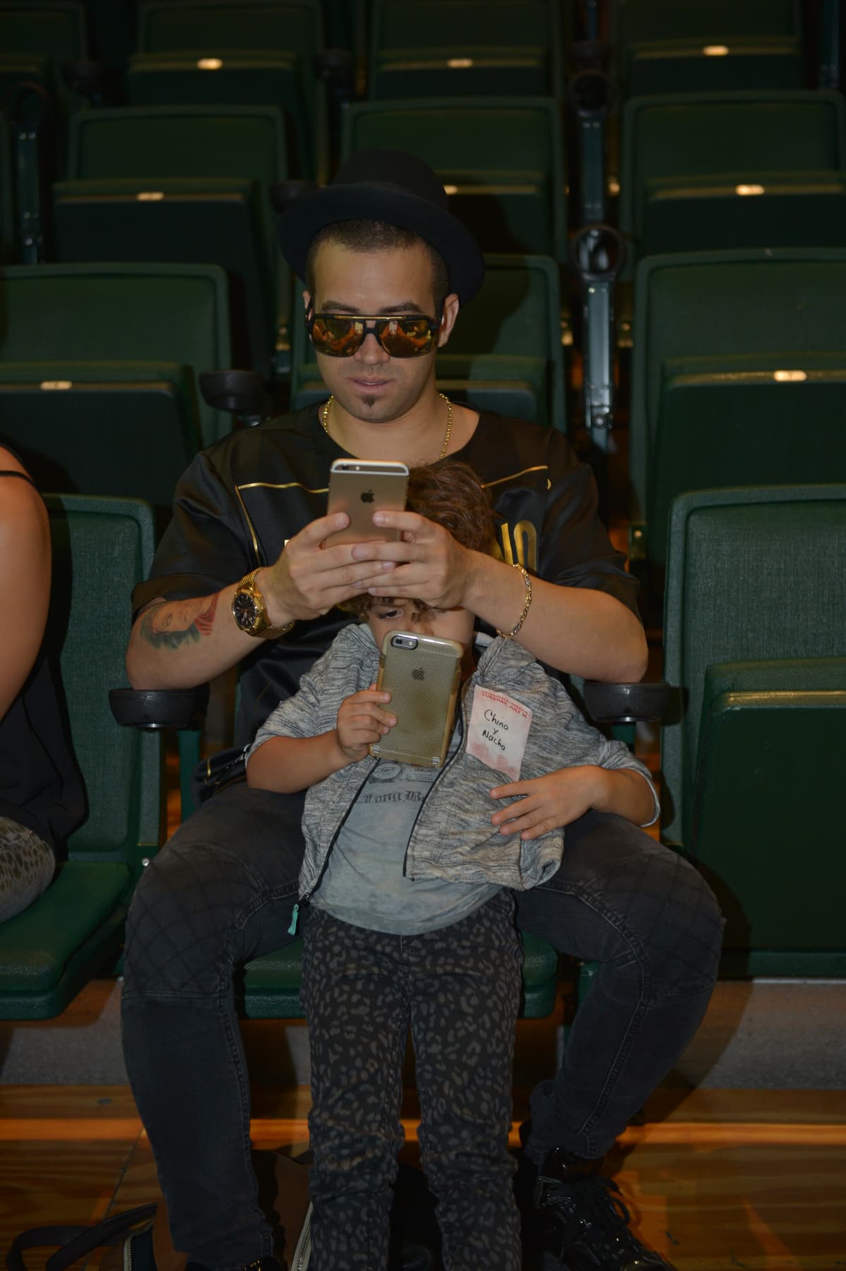 Durante los descansos, el cantante aprovechaba para estar con su pequeño.