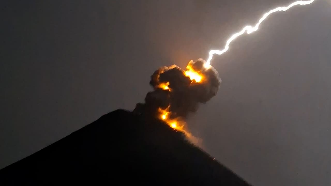 El impactante momento en el que un rayo cae sobre el cráter de un volcán
