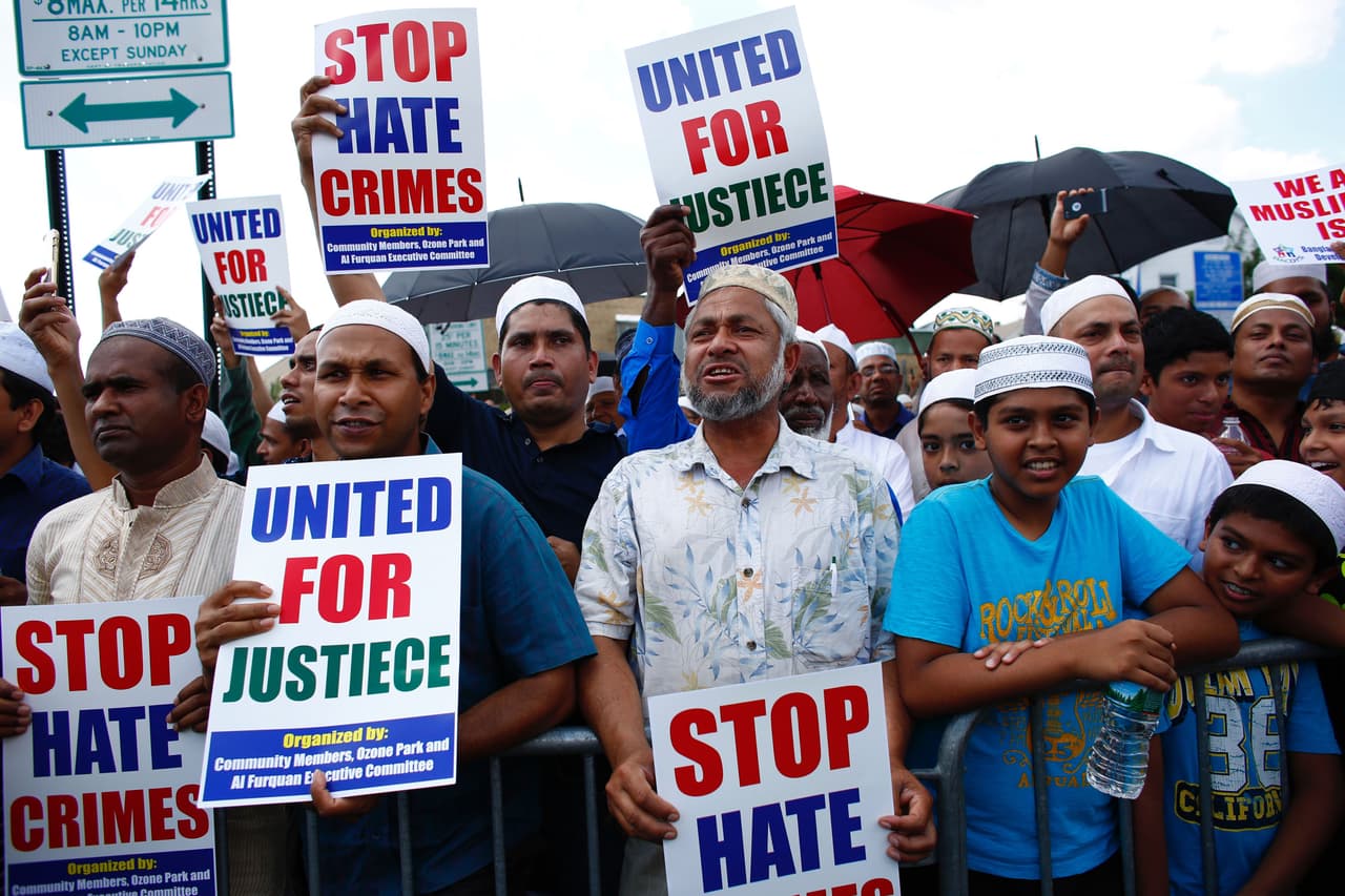 Hombres de distintas edades expresaron su deseo de justicia y paz en Queens.