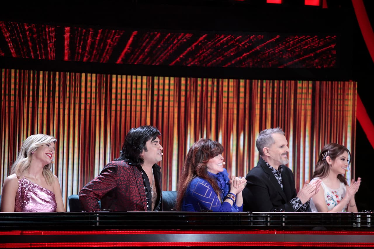 Verónica Castro disfrutó la actuación de Giovani e incluso aceptó pasar al escenario a bailar con él.