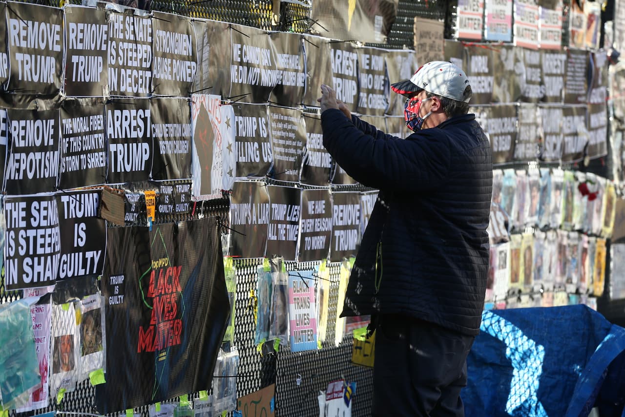 Además de la Casa Blanca y sus alrededores, decenas de locales están siendo resguardados con paneles de madera en Nueva York, San Francisco y Los Ángeles.
<i><a href="https://www.univision.com/noticias/elecciones-en-eeuu-2020/el-temor-a-la-violencia-preocupa-a-algunos-duenos-de-comercios-en-eeuu-fotos-fotos"><u>Vea aquí las fotografías de los negocios protegidos contra disturbios alrededor del país.</u></a></i>
<br>