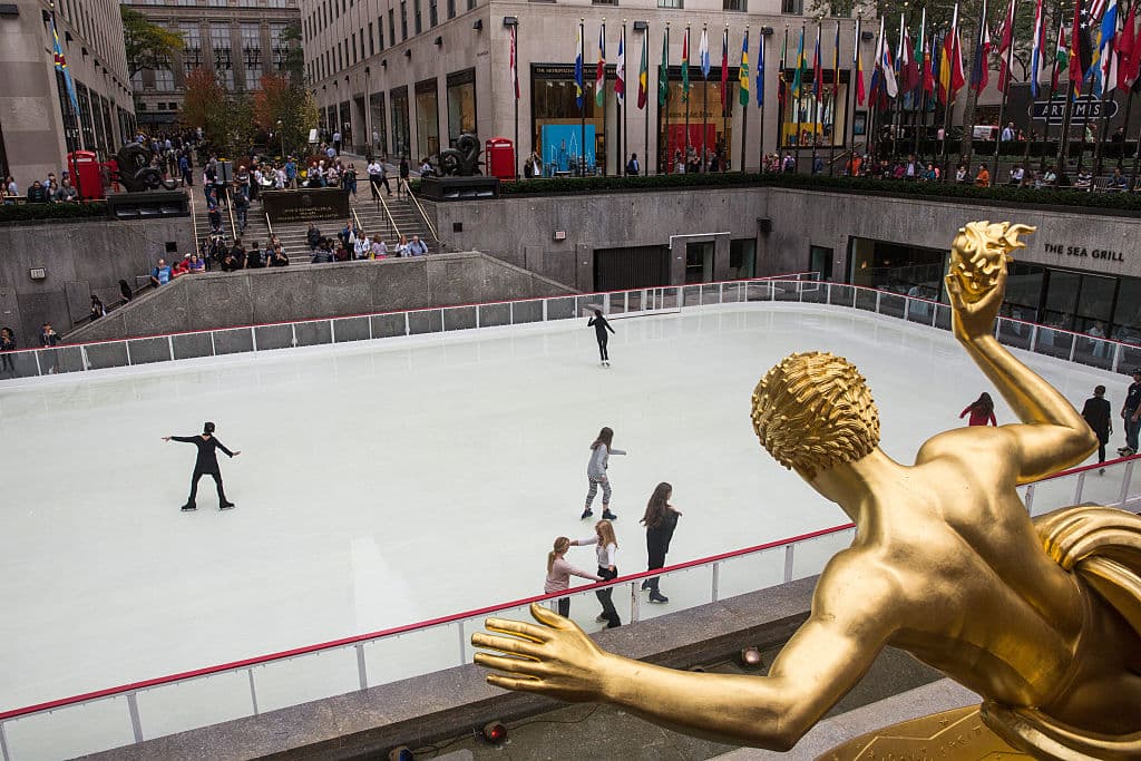 La pista de patinaje está ubicada en Manhattan entre las calles 49 y 50 y las avenidas Quinta y Sexta. Y está abierta durante todas las condiciones climáticas, ¡incluidas temperaturas inusualmente cálidas!
<br>