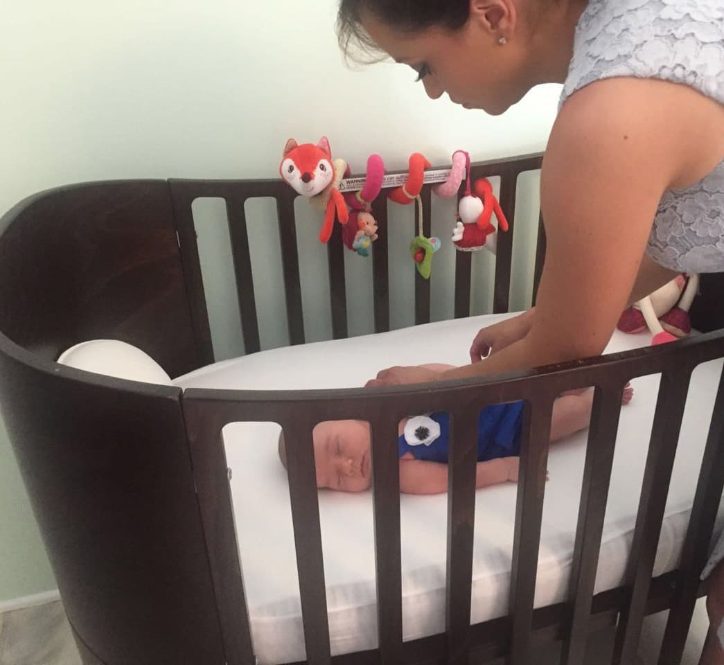 Satcha poniendo aún más bella a su princesa Alana.