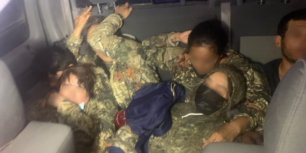 Los agentes de la estación Douglas utilizaron tecnología fronteriza para detener una incursión vehicular cerca de Douglas, Arizona. Los agentes respondieron a la ubicación del vehículo e iniciaron una parada en la SR-80.