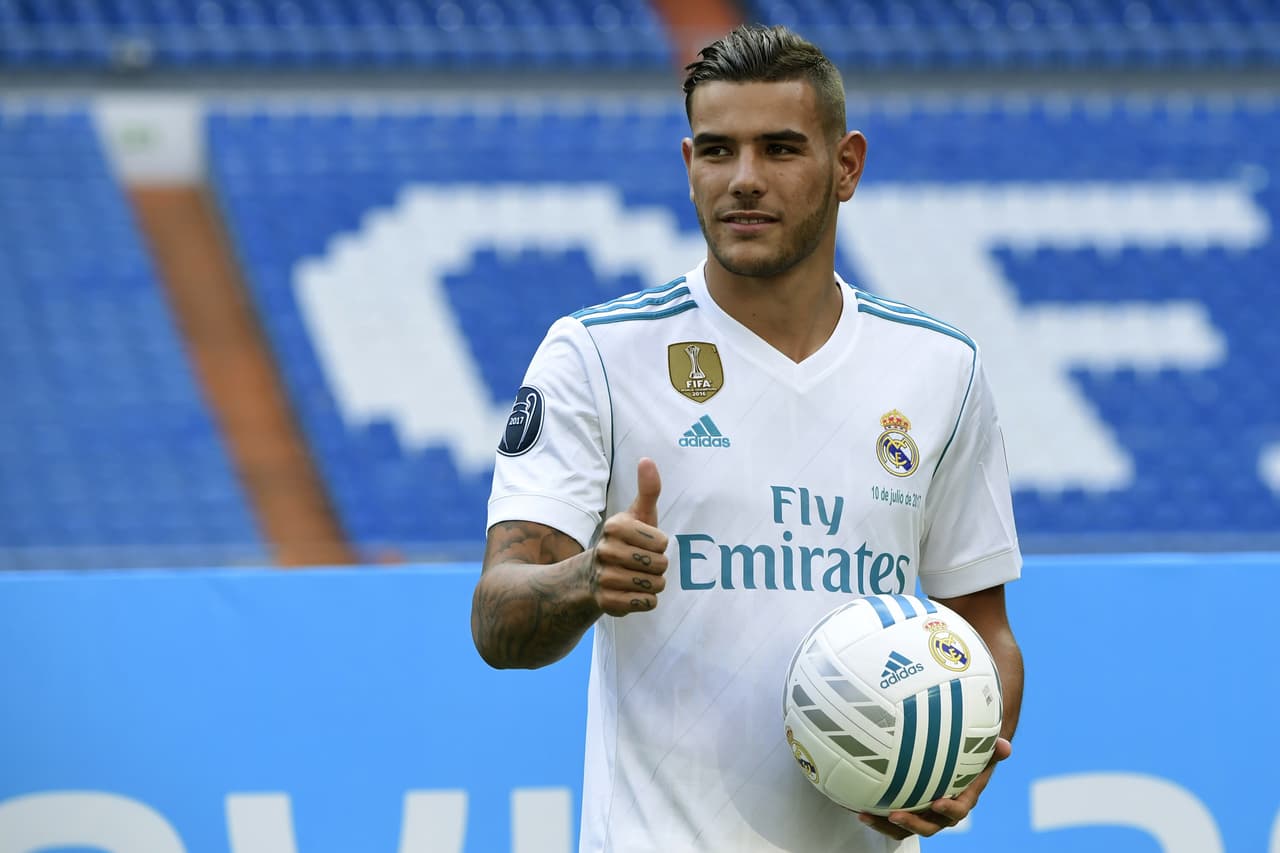El Real Madrid no tiene planes para el jugador francés 
<b>Theo Hernández.</b> Apenas hace un año pagó por él 30 millones de euros y ahora ha decidido darle su pase de salida del equipo. Mientras se oficializa su salida, el jugador acude todavía a los entrenamientos del equipo a bordo de su Lamborghini Aventador S, el cual ha llamado la atención por su color.