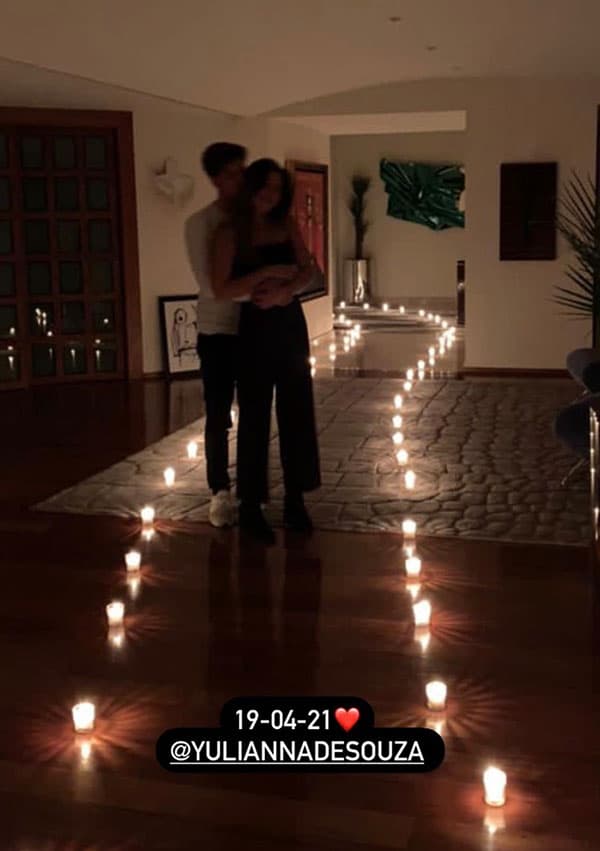 El romance del joven se suscita en medio de su lanzamiento como cantante, luego de haber hecho estudios de cine en Canadá. 
<br>