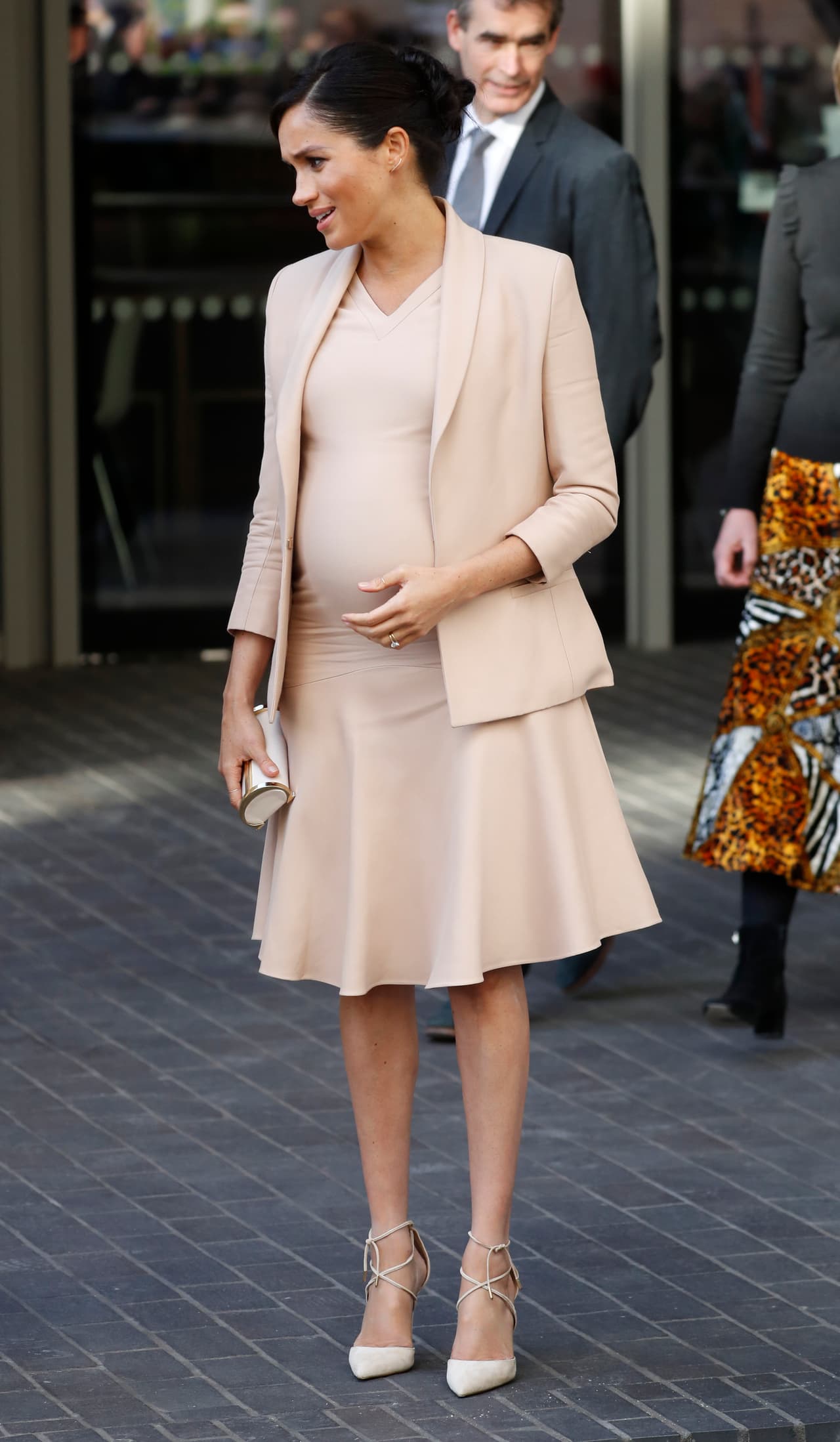 "Durante un almuerzo informal de tacos de pollo y mi bulto (de embarazo) cada vez mayor, le pregunté a Michelle si me ayudaría con este proyecto secreto. No fue una gran pregunta, por así decirlo [...] Ella dijo amablemente que sí (porque es Michelle, es amable), y luego envió respuestas muy rápidamente (porque es Michelle, es rápida)", expresó Meghan Markle en su texto para Vogue.