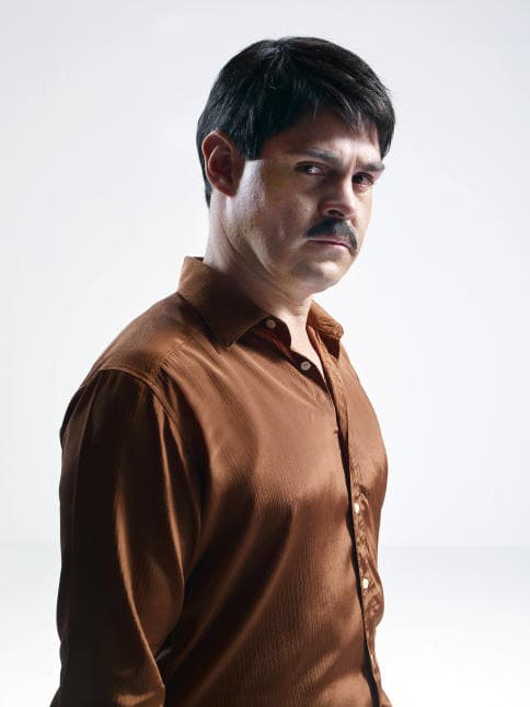 Once more 
<b><a href="http://www.univision.com/series/el-chapo/marco-de-la-o-is-joaquin-el-chapo-guzman-in-el-chapo" target="_blank">Marco de la O</a></b> will play one of the most well-known Mexican drug traffickers in the world '
<b><a href="http://www.univision.com/series/el-chapo-english" target="_blank">El Chapo</a></b>', the series tells the life of Joaquin Guzman Loera, leader of Sinaloa Cartel over three decades. Don't miss 
<b><a href="http://www.univision.com/series/el-chapo/el-chapo-season-2-world-premiere-september-17th-on-univision-video" target="_blank">the world premiere of 'El Chapo' Season 2</a></b>, upcoming in September 2017 on Univision.