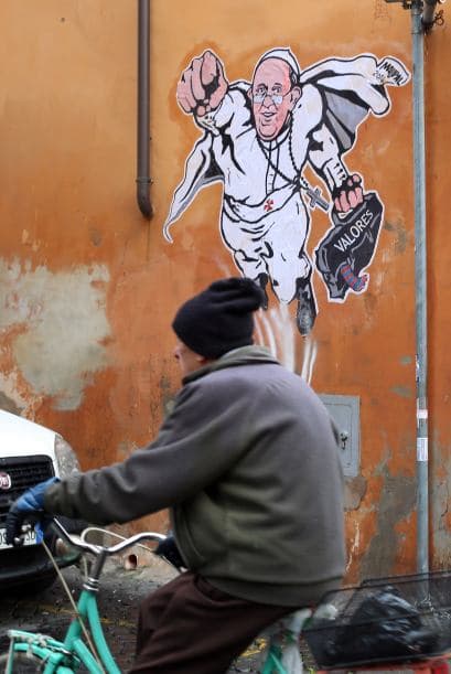 Entonces se puso a trabajar en un retrato del pontífice como un superhéroe, hizo un boceto pequeño y después realizó el mismo en grande, lo recortó y lo fue a pegar donde se encuentra ahora.