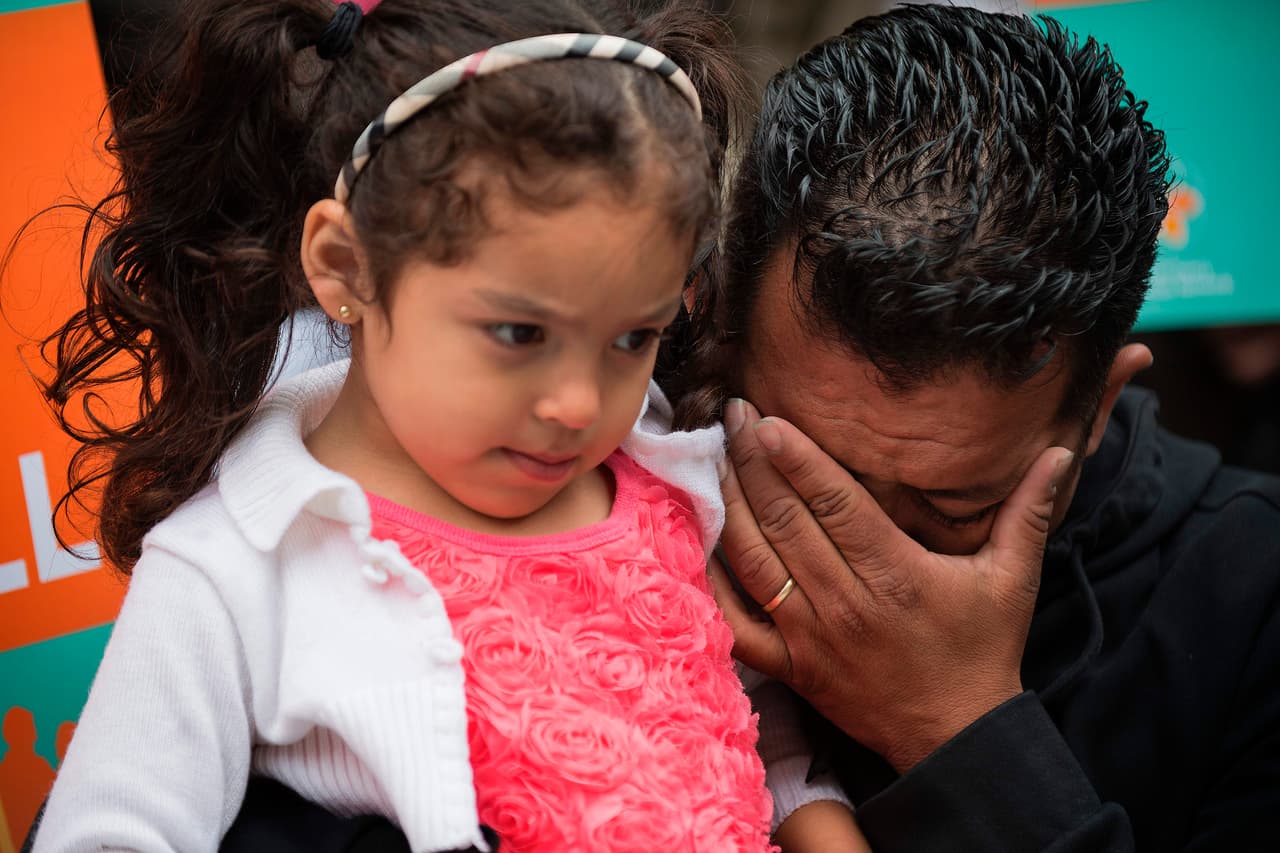 Ser demasiado viejo, enfermo o poco autosuficiente puede afectar a los inmigrantes en el futuro