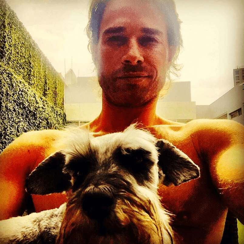 "
<b>Hoy toca verte partir y quedarme con lo mejor de ti</b>. De verdad que 
<b><a href="https://www.univision.com/radio/raul-brindis/sebastian-rulli-acepta-ser-mamila-tras-ver-su-rostro-despues-de-utilizar-la-aplicacion-de-faceapp-video">este dolor no lo había sentido antes</a></b>. El amor que nos dimos fue mucho. Te quedas en mi corazón y en mi mente para siempre. Me enseñaste lo que es nobleza, paciencia y amor incondicional. Me perdonaste tantos días de ausencia por trabajo o el solo hecho de llegar cansado o con más compromisos. Siempre me recibiste como el primer día, moviendo tu colita y pidiéndome que te acariciara".
<br>