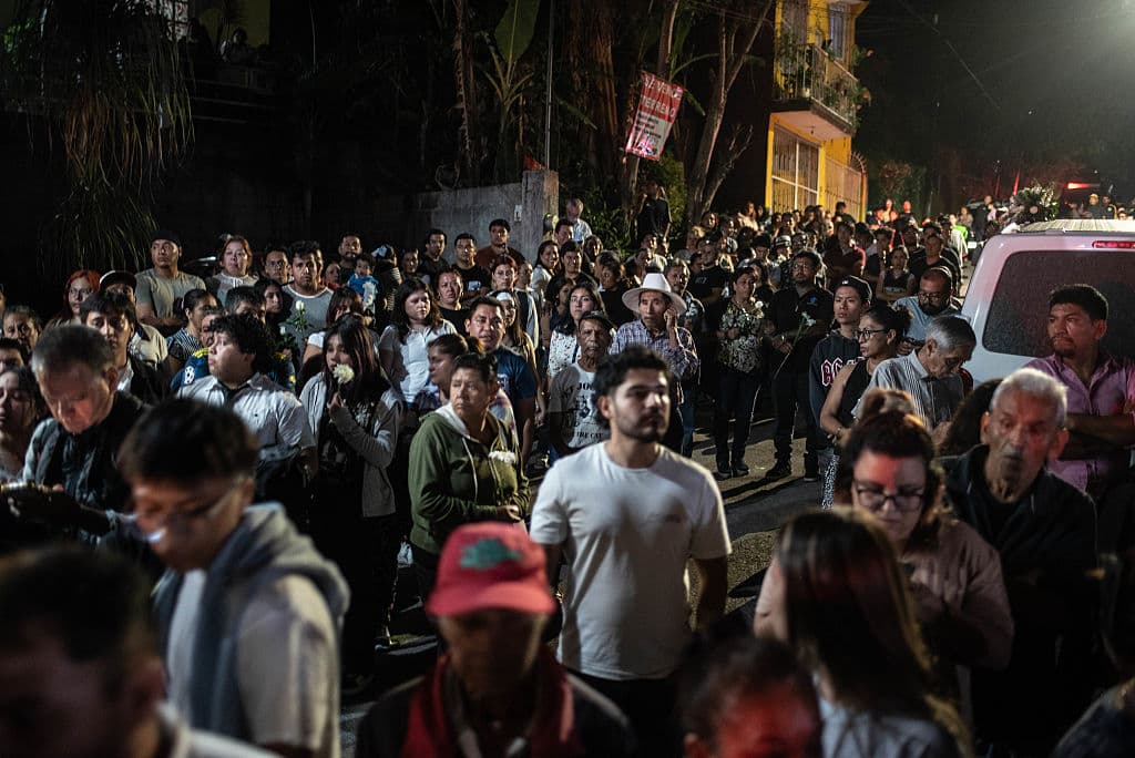 Antes de llevarlo a Xalapa, el ataúd de la cadete América Yamileth Sánchez fue trasladado a las instalaciones de la escuela naval,
<b>en el municipio de Alvarado</b>, donde recibió
<b>un homenaje póstumo</b>, por parte de compañeros y profesores.
<br>
<br>Sánchez cursaba el último año de la carrera de Ingeniería de Sistemas Navales.