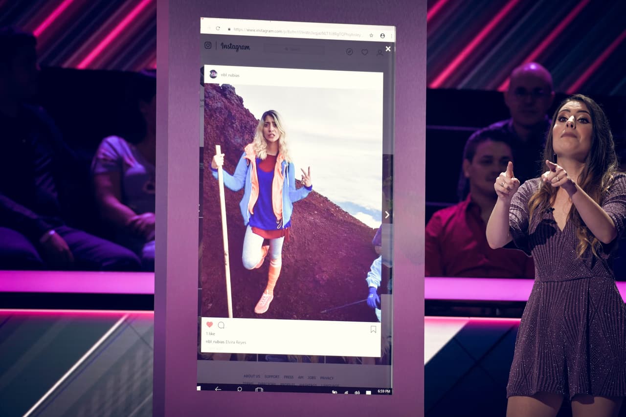 Aquí la vemos hablando de una fotografía de Elvira. Tras un problema técnico, Massiel siguió improvisando y finalmente se ganó el aplauso de los jueces y del público.