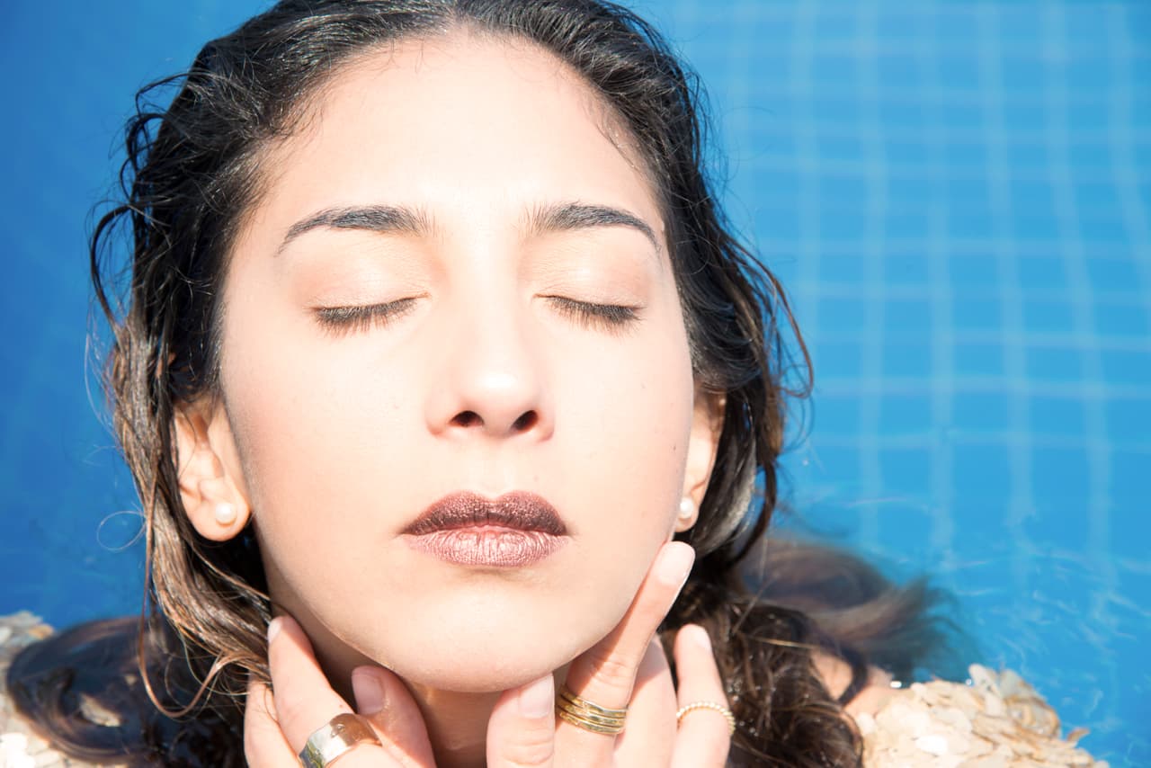 Posando como toda una modelo profesional.