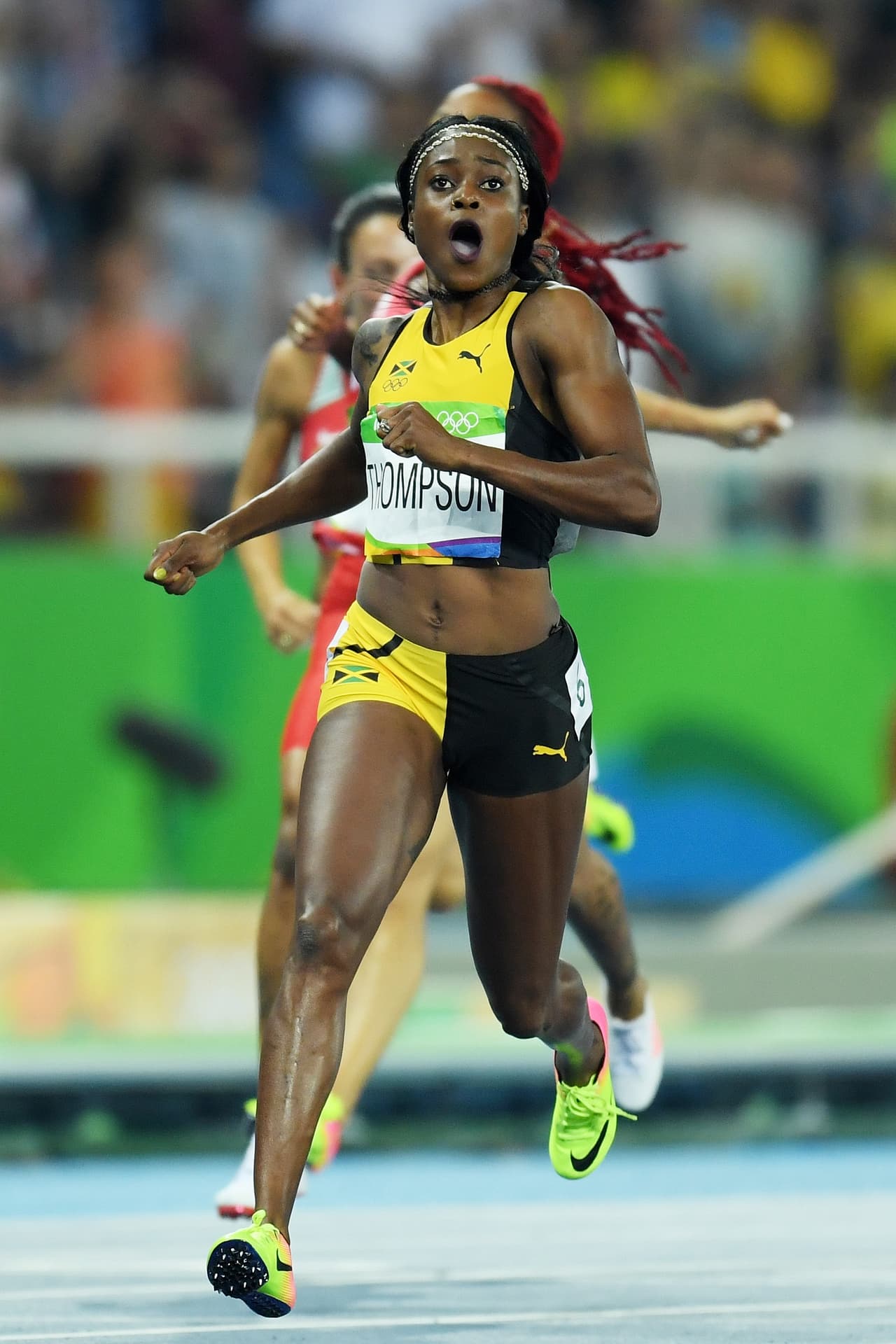 La dos veces medallista de oro en Río, Elaine Thompson (Jamaica) parece no dar crédito a lo que ve en la pantalla: los resultados al cruzar la meta y ganar la final de los 200 metros.