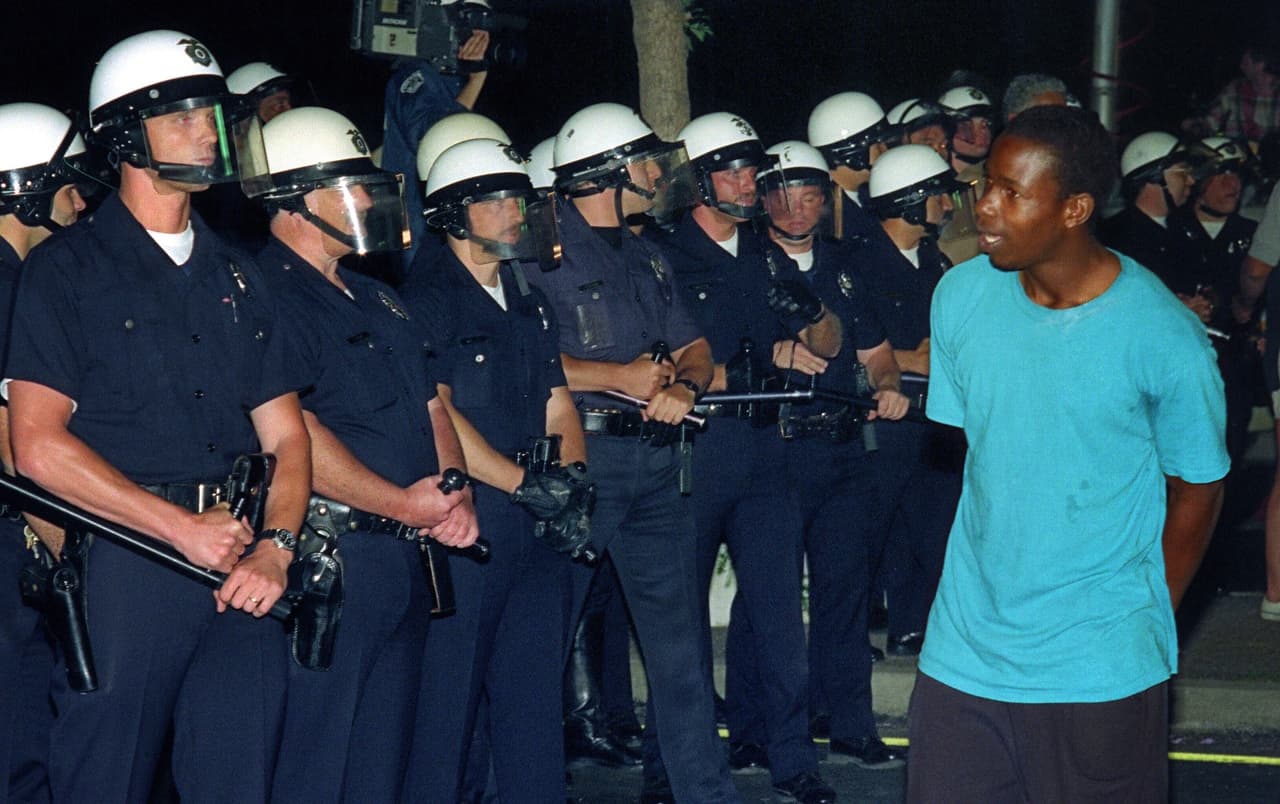 La policía fue duramente criticada por su lento accionar durante los disturibios.