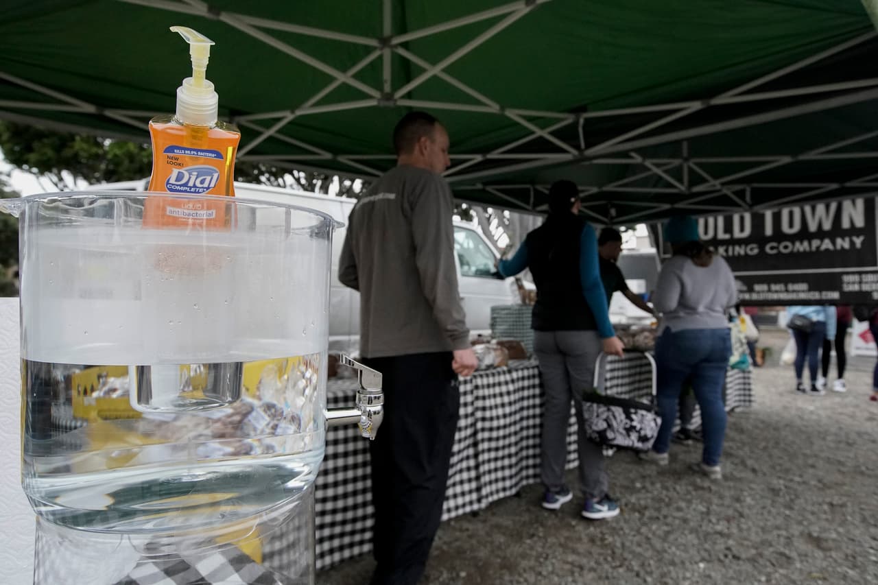 Algunos mercados 
<b>instalaron estaciones para lavarse las manos</b> al llegar al sitio, como este mercado en Tustin, California. Asociaciones de los mercados también 
<b>piden a todos los visitantes hacer sus compras solo cuando están en buena salud.</b> (AP/Chris Carlson)