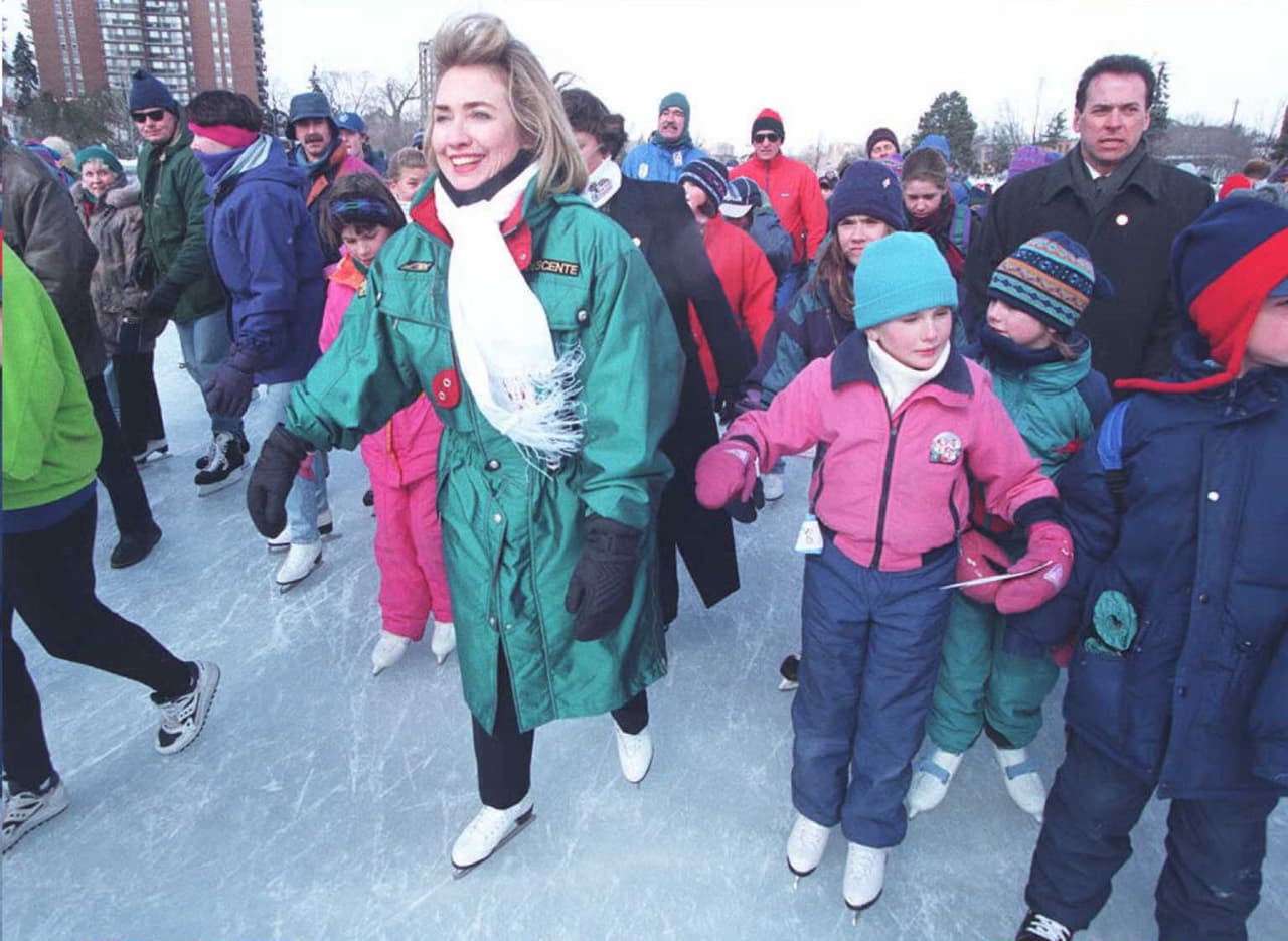 El viaje a Ottawa, Canadá el 24 de febrero de 1995 fue la oportunidad ideal para que la primera dama de los estadounidenses luciera no solo más informal sino que apostara por el fijack, un chaquetón largo, de múltiples bolsillos, de cintura larga que se amarraba con un resorte y que fue el diseño favorito de toda una década. ANDRE PICHETTE/AFP/Getty Images