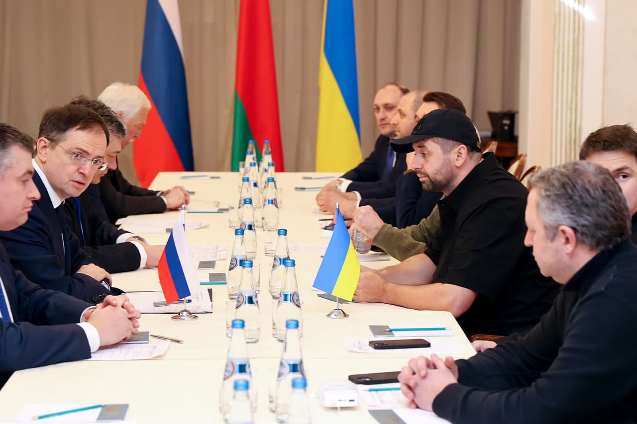 Delegados rusos y ucranianos se reúnen en la frontera de Bielorrusia.