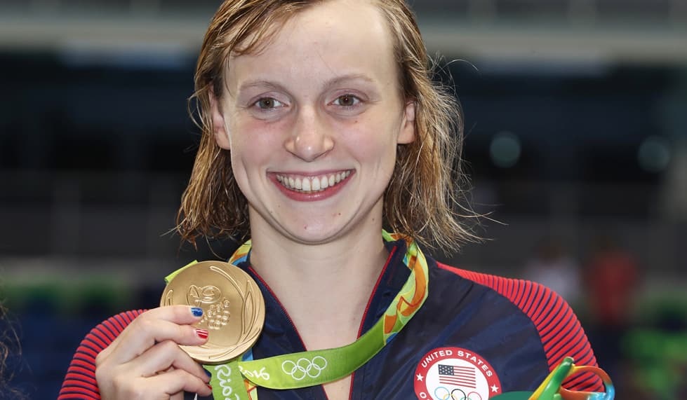 La ganadora de la medalla de oro en 400 metros en nado estilo libre femenil festeja su triunfo, mientras presume su manicure. Ella alternó el color rojo y azul de la bandera de EEUU.
<br>