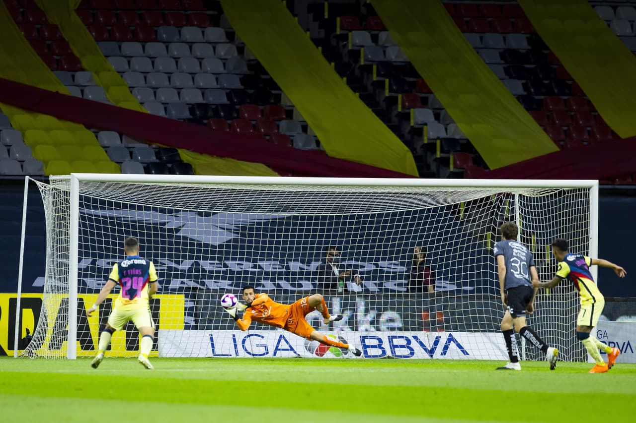 Aunque las Águilas tenían más tiempo el balón, ambas escuadras ya habían generado ocasiones de gol antes de los 20’ de juego.