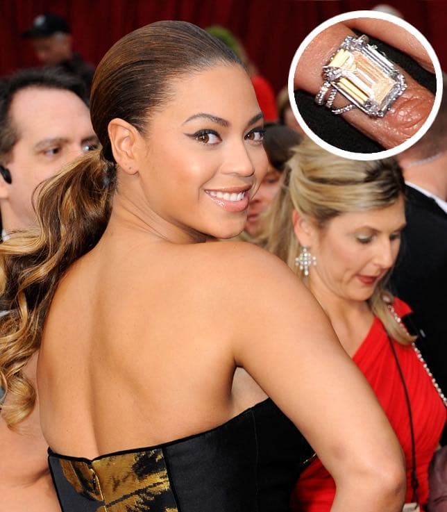 Aunque lo usa muy poco, ya que en su lugar se tatuó las iniciales de Jay-Z, a Beyoncé le regalaron un diamante en corte esmeralda de 18 quilates con un valor estimado de 5 millones de dólares.
<br>