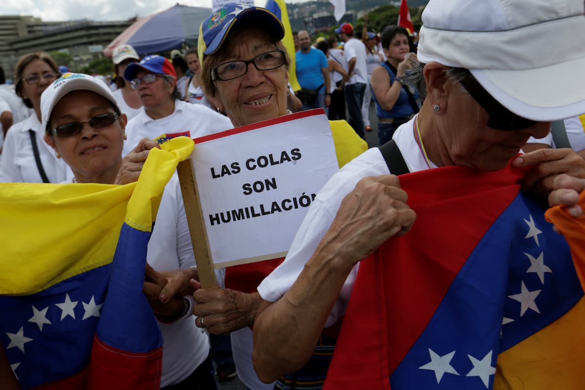También las manifestantes protestaron por la escasez de productos básicos y la elevada inflación que impacta en la economía de los hogares venezolanos.