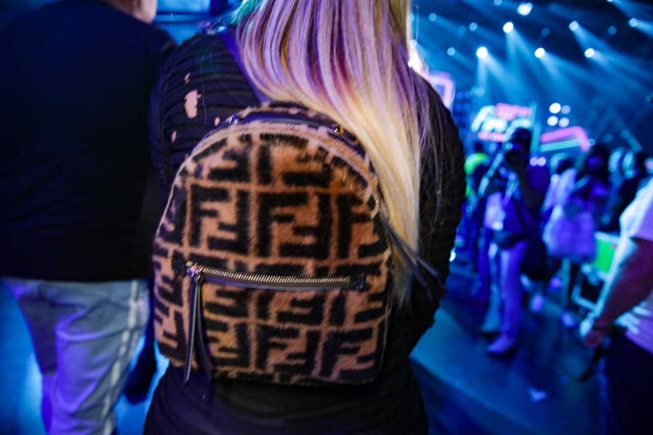 La colombiana, nominada a seis categorías de Premios Juventud, no soltó su backpack Fendi.