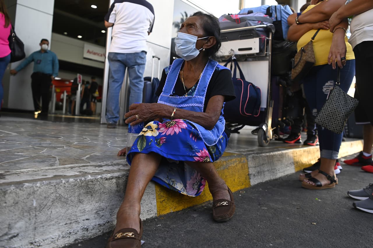 <b>El Salvador.</b> El 11 de marzo se anunció que se prohibiría la entrada a todos los extranjeros, excepto a los diplomáticos acreditados y los residentes legales permanentes.