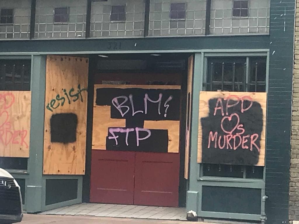 Algunas paredes y estructuras en el centro de la capital de Texas resultaron vandalizadas con graffiti.