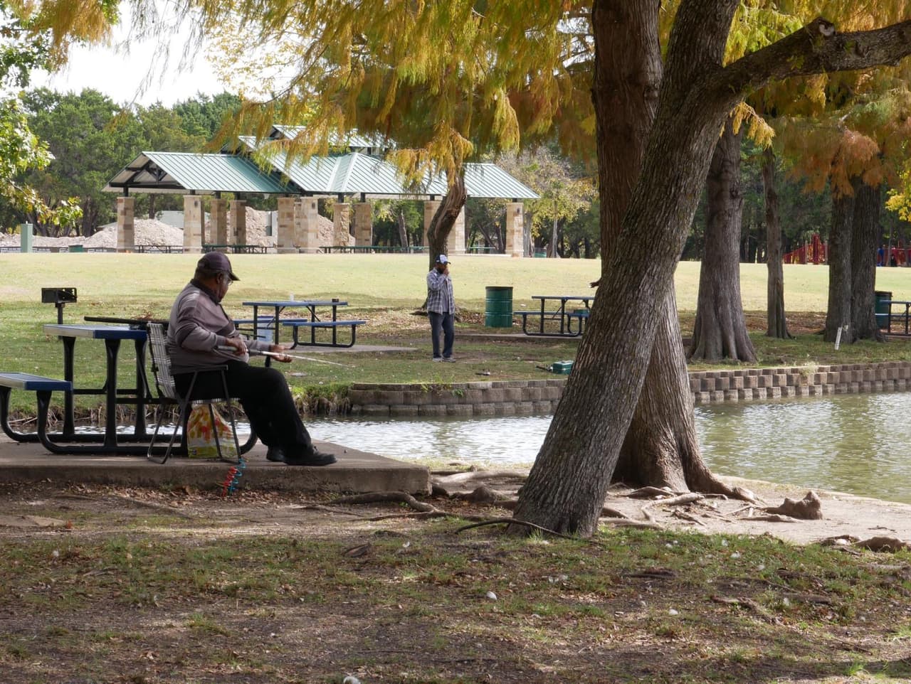 Testigos vieron al hombre ingresar al agua pero no pudieron ayudarlo.