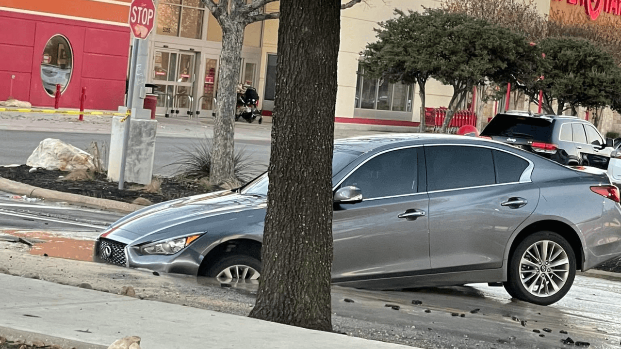 Se abre un hoyo afuera de un Target en San Antonio y un carro termina atorado