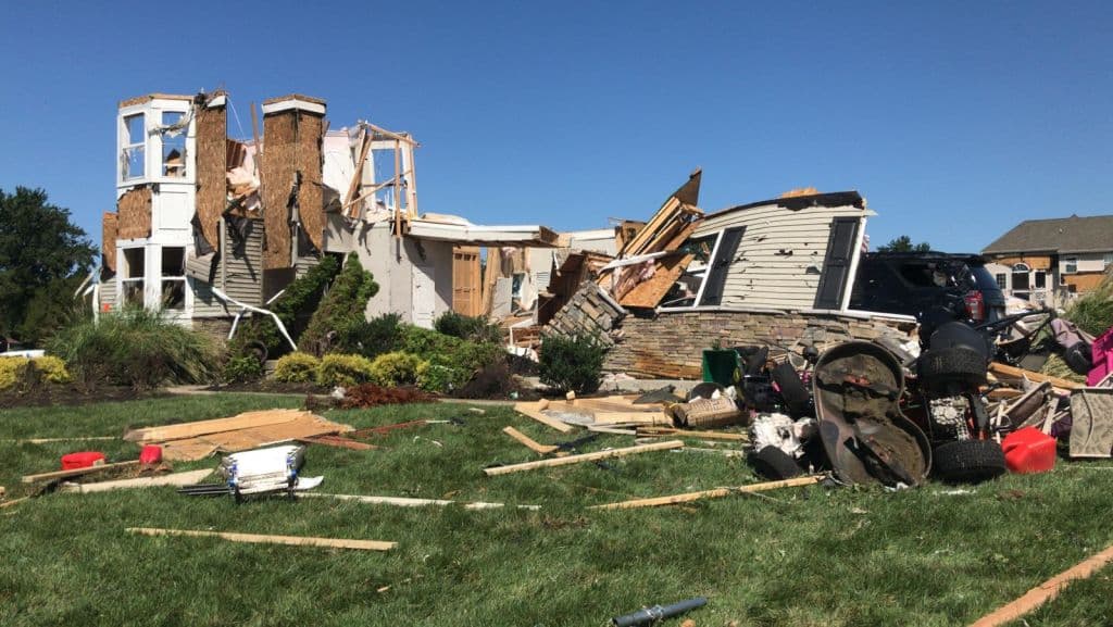 <a href="https://www.univision.com/temas/huracan-ida-2021">Ida enfiló hacia el norte</a> con intensidad de tormenta y luego como depresión después de haber golpeado Louisiana como un potente huracán categoría 4 de vientos cercanos a las 150 millas por hora. En la fotografía se observa una granja de Mullica Hill, Nueva Jersey, que
<b> fue derribada por los vientos de la intensidad de un tornado </b>y la lluvia que azotaron la zona.