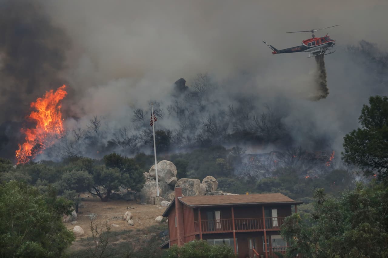 Más al sur, a unas 17 millas al este de San Diego, otro incendio forestal se propaga. Fue bautizado Valley Fire, cerca de la ciudad de Jamul. La última vez que la cantidad de tierras quemadas en California se acercó a las 800,000 hectáreas fue en 2018, el mismo año del devastador incendio Camp Fire, cuando ardieron unas 769,000 hectáreas.