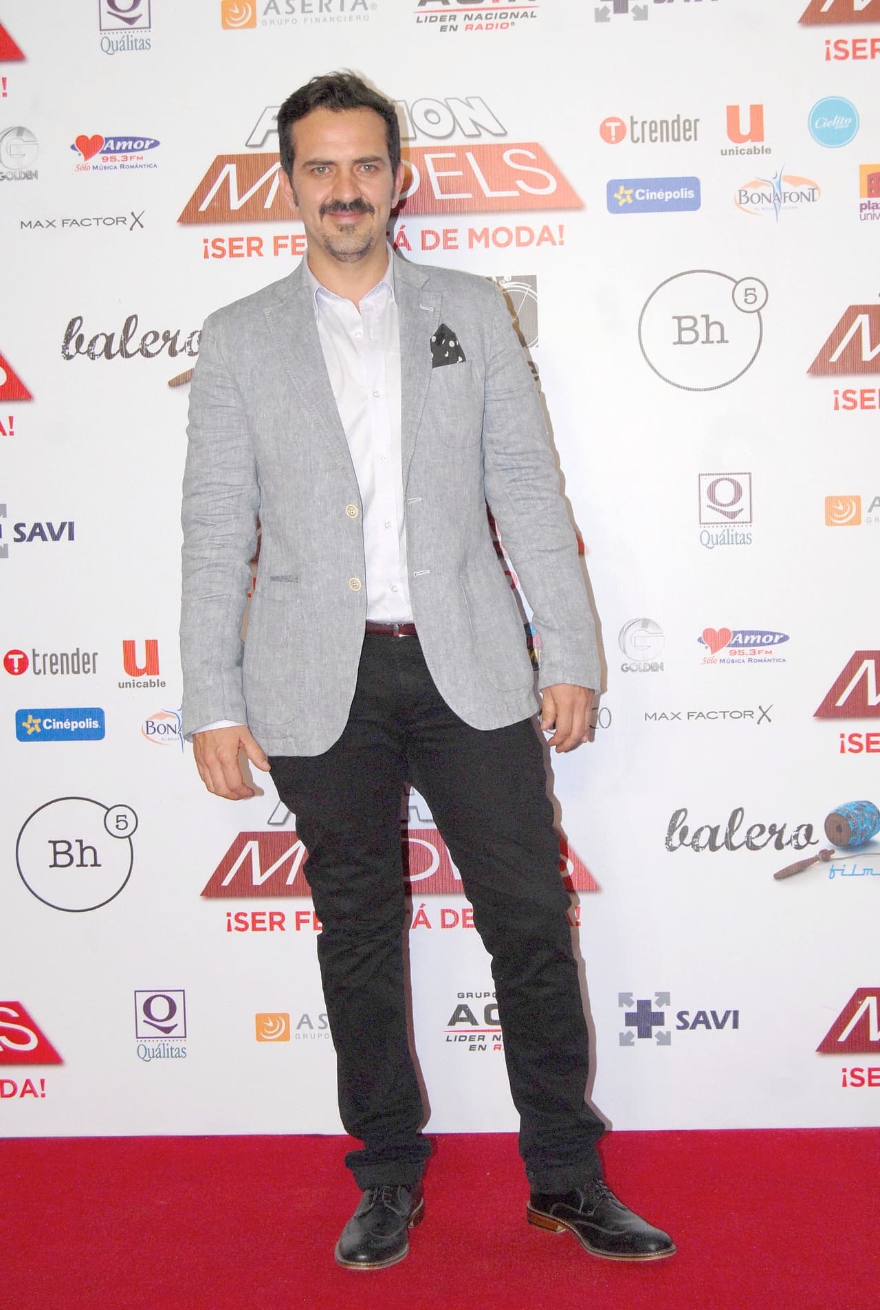 Es un actor muy completo, pues además de ser multifacético también ha demostrado que canta muy bien en teatro.