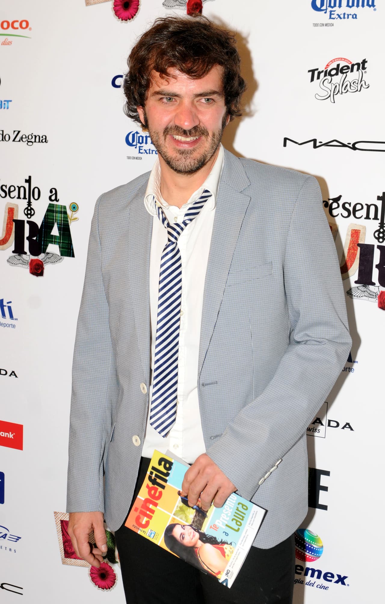 Además tiene unos ojos verdes que podrían hacer suspirar a quien sea.