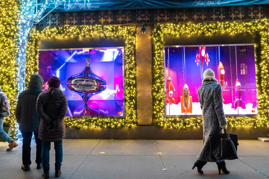 En total, los seis escaparantes navideños de Salks en la Quinta Avenida, iluminan todas las noches más de 600,000 luces en este edificio de diez pisos de altura. 
<br>