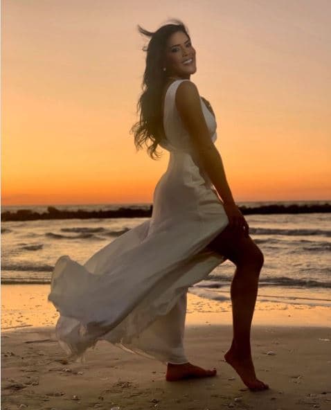 Pero lo más increíble es que nadie se dio cuenta de que ya era una mujer casada luego de que publicara, el 31 de diciembre pasado, esta foto con su vestido de boda civil.