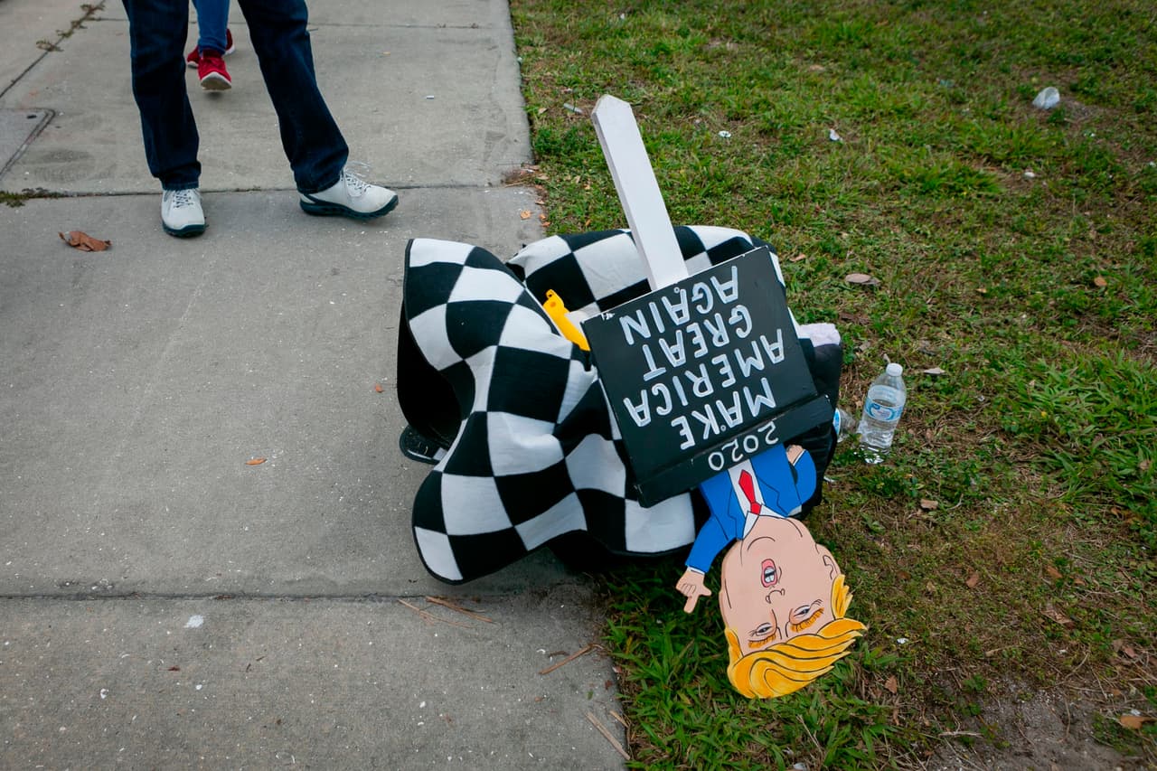 Y en algunas esquinas incluso 
<b>se leían carteles que tenían escrito: “Haz América grande otra vez”, </b>pero sus detractores los tiraron al suelo.