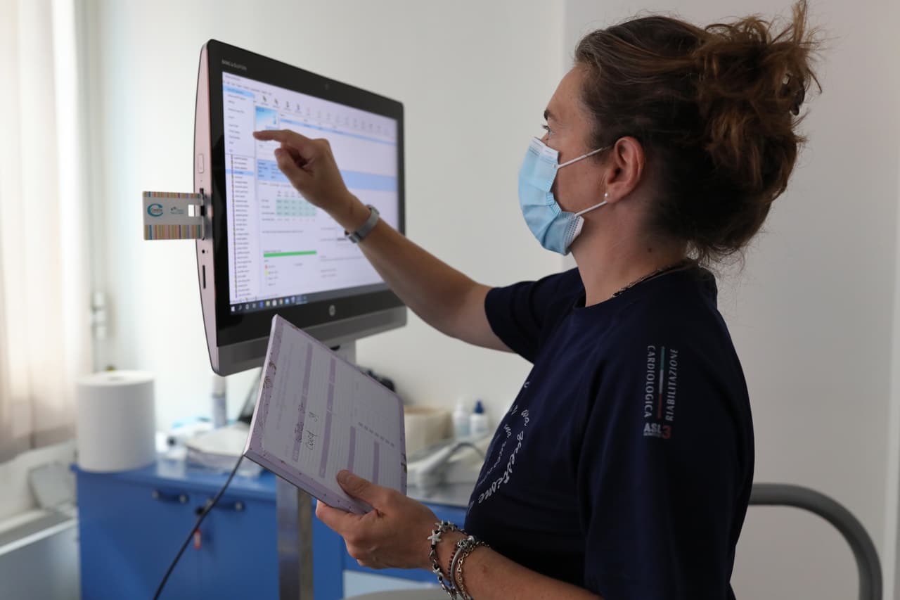 El 
<a href="https://journals.plos.org/plosone/article?id=10.1371/journal.pone.0257016#pone.0257016.ref001"><u>estudio publicado en septiembre del 2021</u></a> fue realizado por un grupo de científicos de la Universidad de Arkansas, el cual ha indicado que el cuerpo puede desarrollar “auto-anticuerpos” que atacan sus propias proteínas, una característica de las enfermedades autoinmunes.