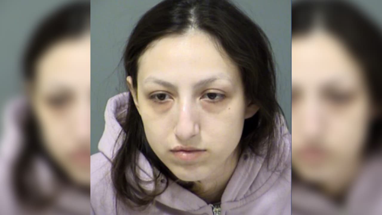Arrestan a la madre del niño de un año que ingirió fentanilo y por poco muere en Phoenix