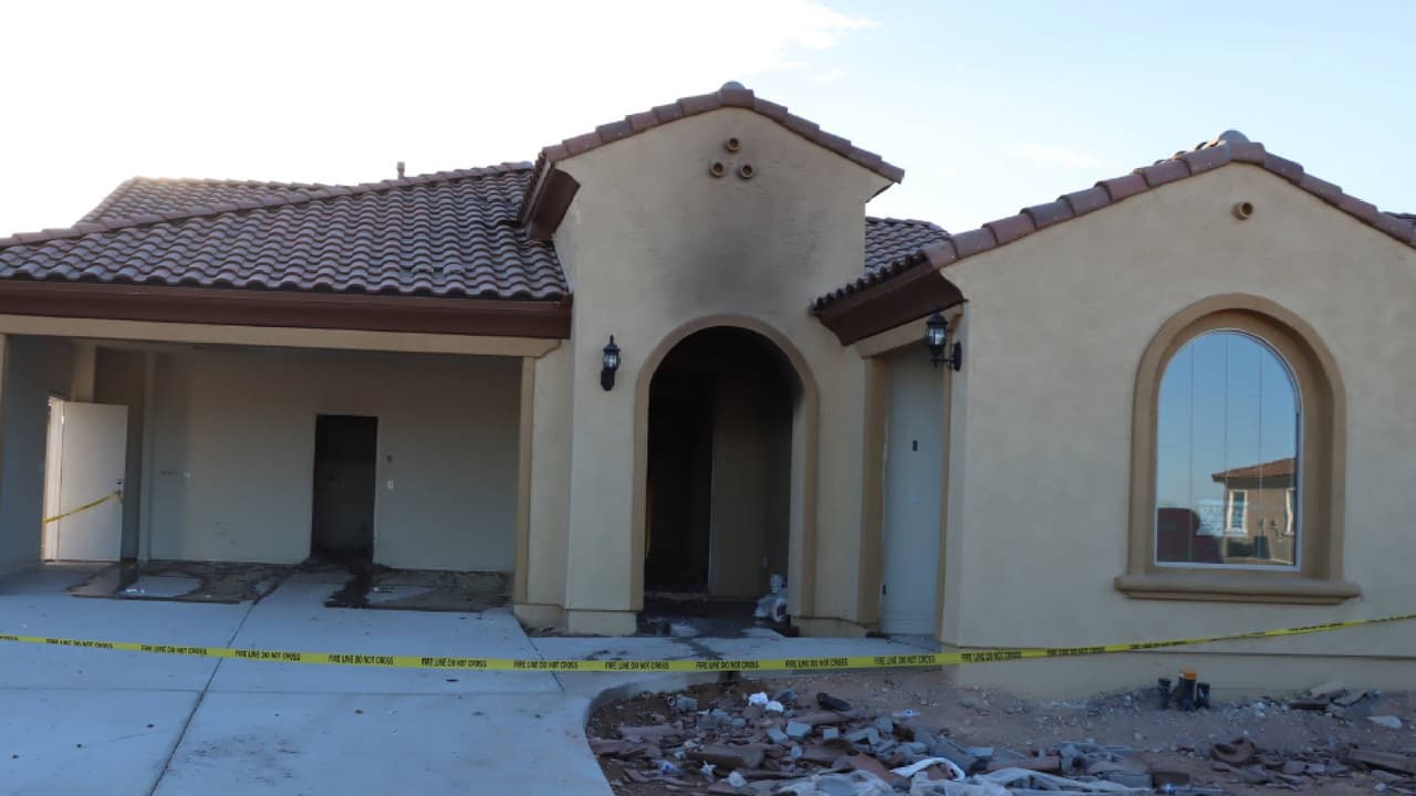 Fue alrededor de la 1 a m. del martes 15 de agosto que la policía recibió un informe de que una casa en construcción sobre 266th Ave. cerca de Morrow Dr. estaba en llamas. El Departamento de Bomberos de Buckeye llegó para apagar las llamas. La casa sufrió daños significativos. Los investigadores determinaron que el incendio era sospechoso.