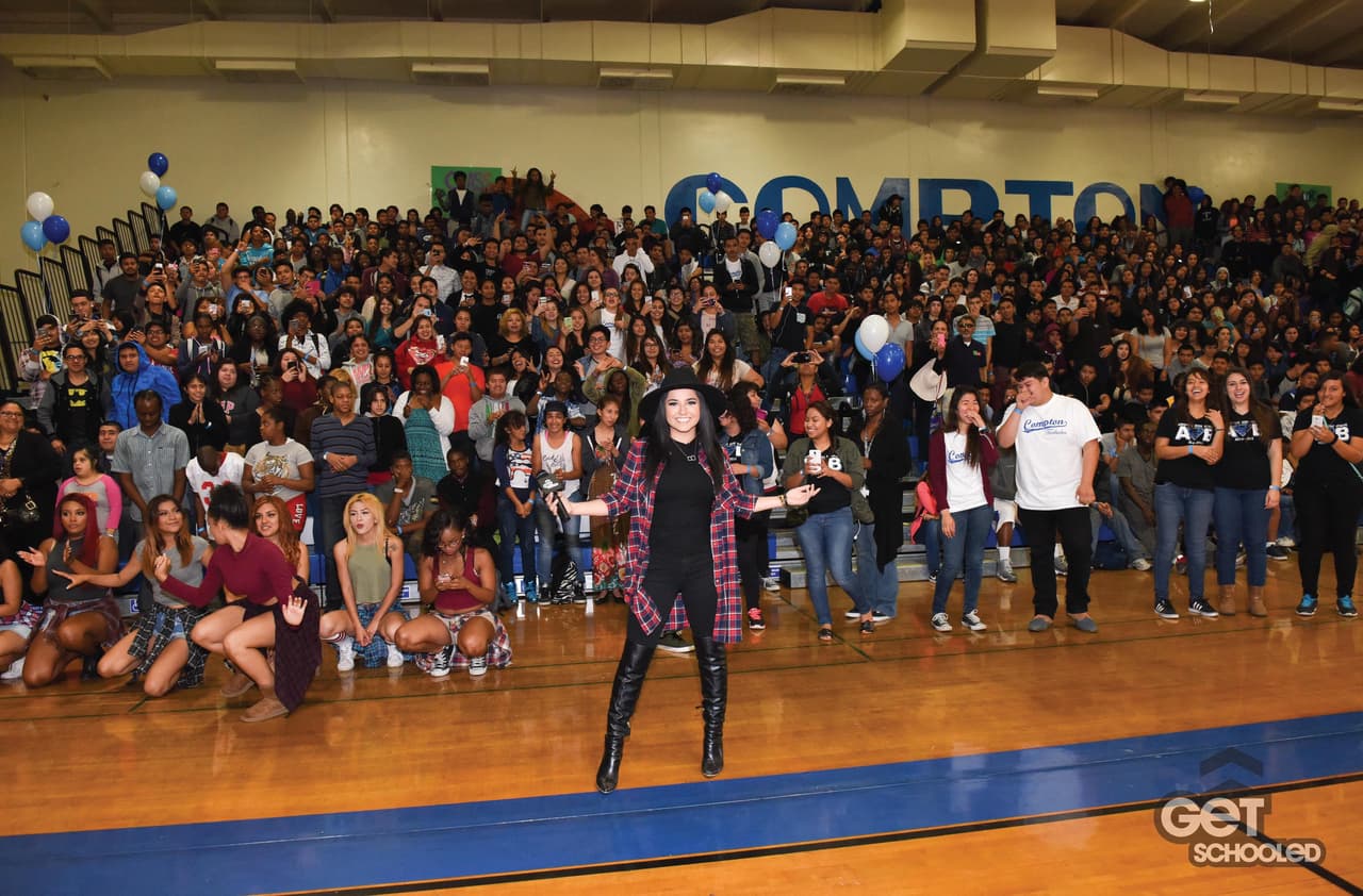 Pero esta escuela tuvo resultados significativos en educación, aumento de asistencia de un 4% y un aumento del 47% en la tasa de aceptación de la universidad.