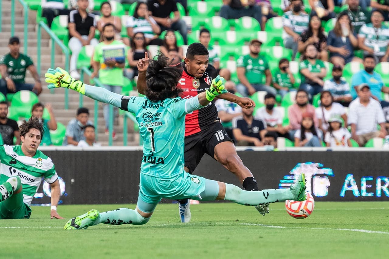El arquero Acevedo respondió como es costumbre.