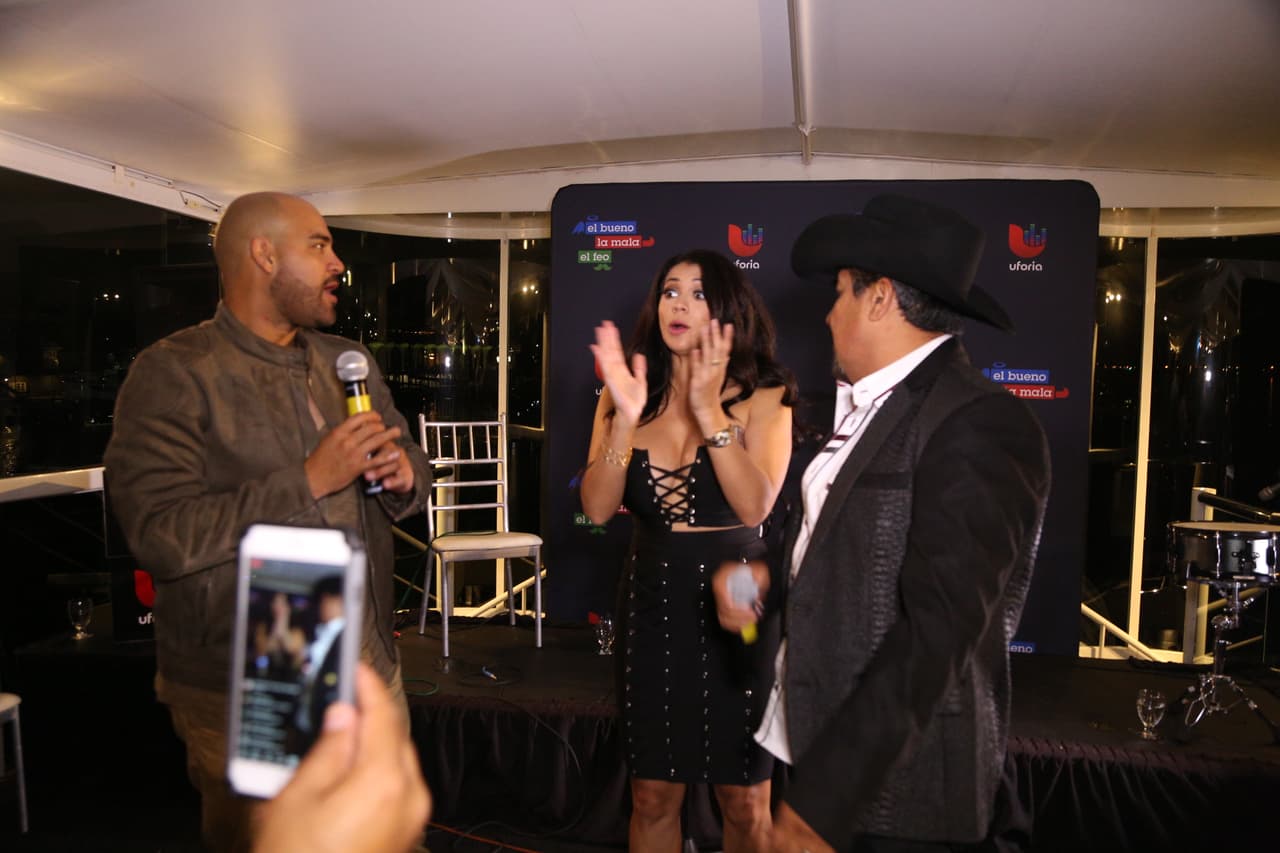 <b><a href="https://www.facebook.com/RaulElPelon/?fref=ts">Raúl 'El Pelón'</a></b>, 
<b><a href="https://www.facebook.com/carlamedranoo/?fref=ts">Carla Medrano </a></b>y 
<b><a href="https://www.facebook.com/andresmaldonadoelfeo/?fref=ts">El Feo</a></b> premiaron a sus oyentes con una noche inolvidable al lado de 
<b><a href="https://www.facebook.com/Calibre50Musica/?fref=ts">Calibre 50</a></b> en un bote privado.