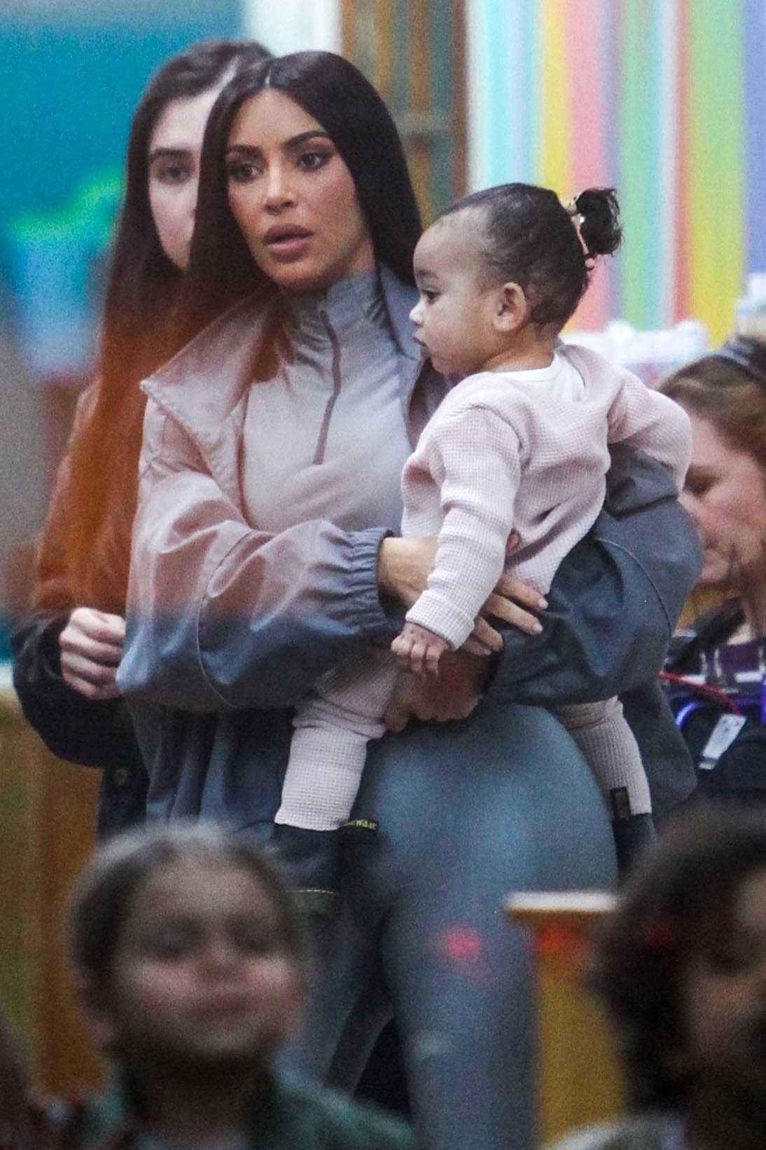 La llegada de este bebé, 
<b><a href="https://www.univision.com/entretenimiento/kim-kardashian-revela-por-que-tener-4-hijos-sera-mas-facil-que-3-espera-calmada-a-su-cuarto-bebe-fotos" target="_blank">el segundo que la pareja concibe</a></b> por medio de un vientre subrogado -la primera fue Chicago West- ha desatado diversas emociones en Kim Kardashian.
