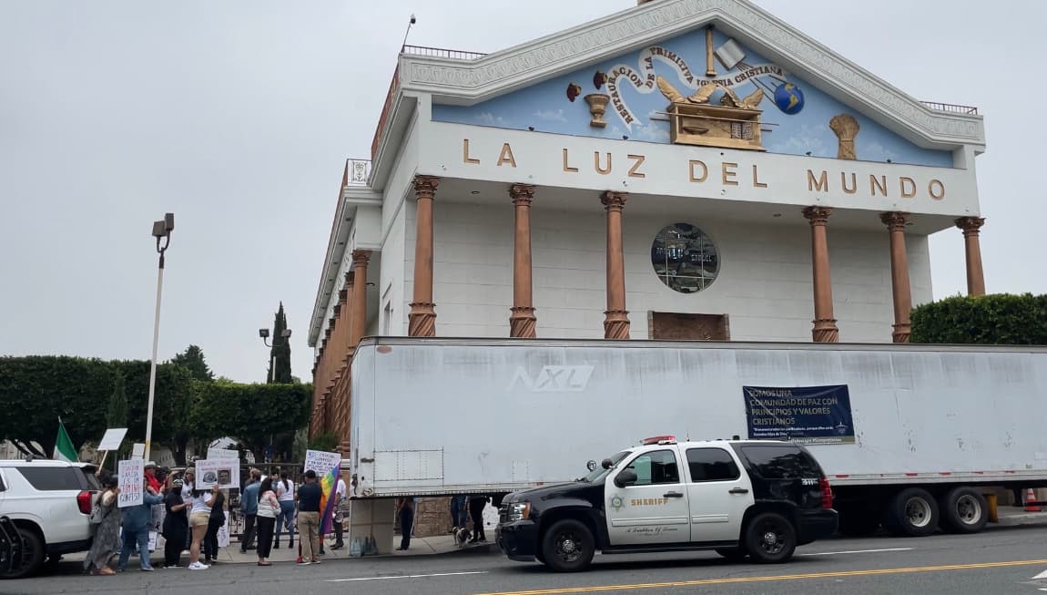 Una caja de tráiler fue colocada frente al templo de La Luz del Mundo en el Este de Los Ángeles.